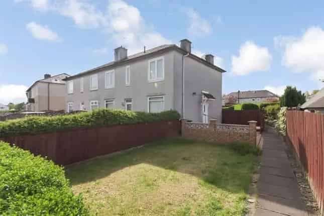 Spacious Upper Cottage Flat Near Glasgow