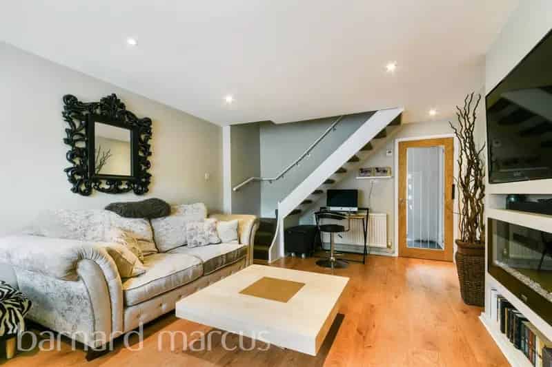 Two Double Bedroom Mid Terrace House Near Epsom Train Station
