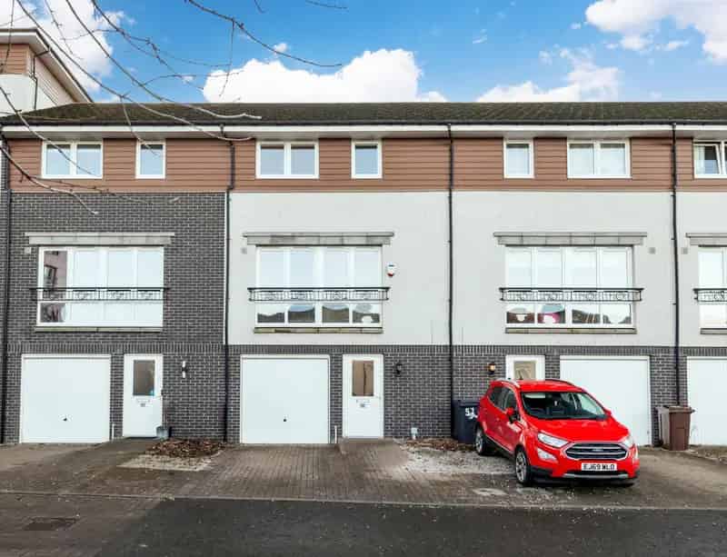 34 Bedroom Townhouse Bucksburn Aberdeen Family Home Garage Garden