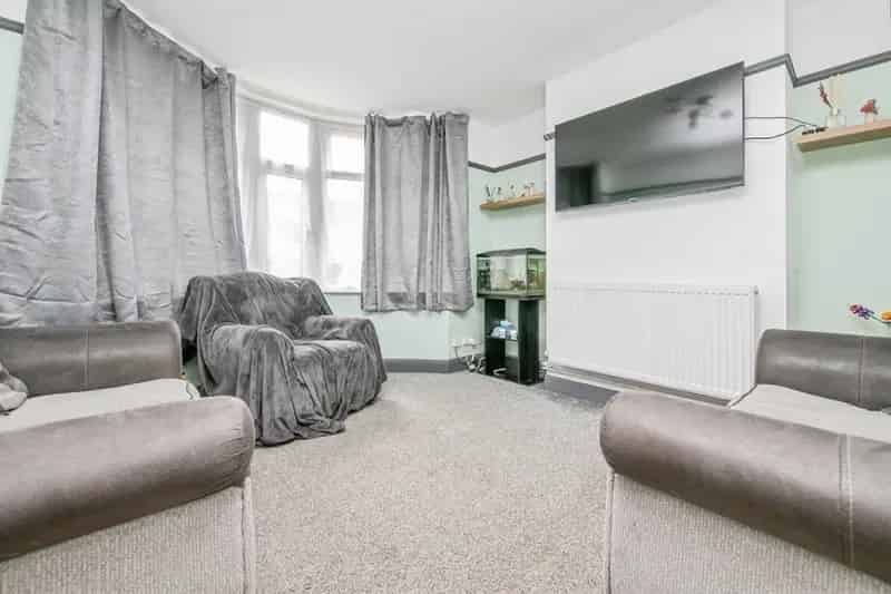 3 Bed House with Open Plan Kitchen Diner and Garden