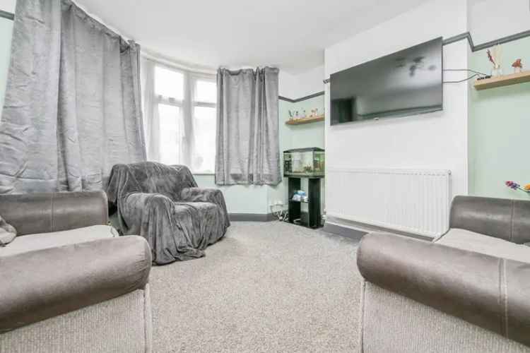 3 Bed House with Open Plan Kitchen Diner and Garden
