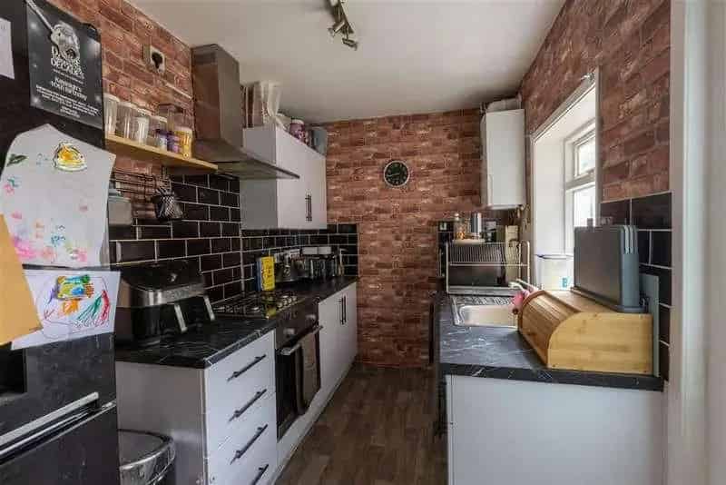 2 Bed House for Sale Near Town Centre and Station