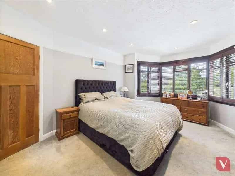 5 bed house for sale