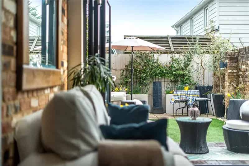 3 Bedroom Farnham Townhouse Near West Street