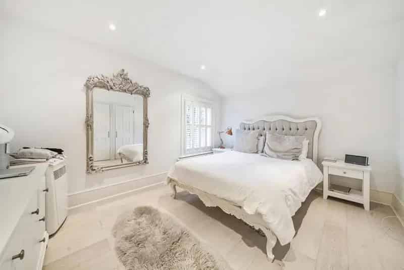 Elegant 5-Bedroom Home with Garden and Roof Terrace
