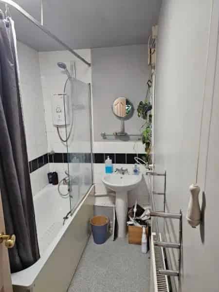 4th Floor 1 Bed Flat East End City Views Excellent Transport