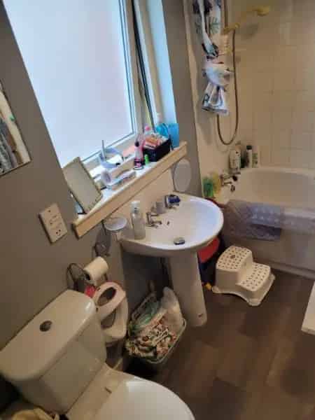 1 Bed Upper Flat with Driveway and Garden