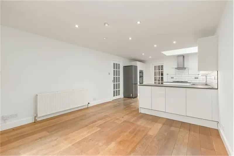4 Bed Detached House with 1 Reception Room and Private Parking