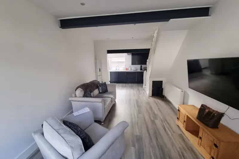 Recently Renovated 2 Bed Terraced House Near Edge Lane Station