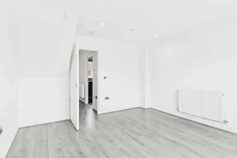 3 Bed Semi Detached House Near Midland Metropolitan University Hospital