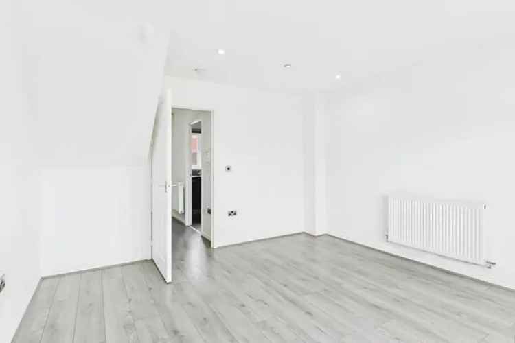 3 Bed Semi Detached House Near Midland Metropolitan University Hospital