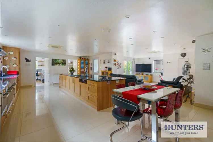 5 6 Bedroom Detached House with Extensive Garden and Luxury Features