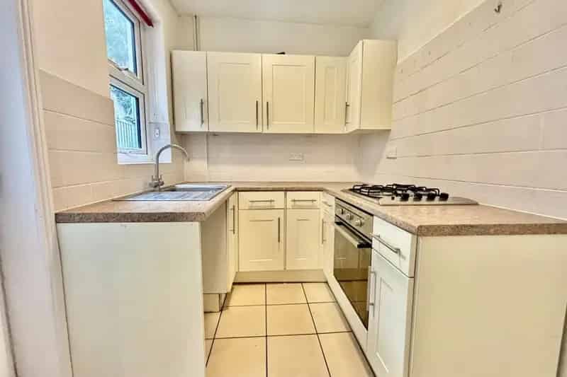 2 Double Bedroom House with Garden and Parking Zero Deposit Guarantee