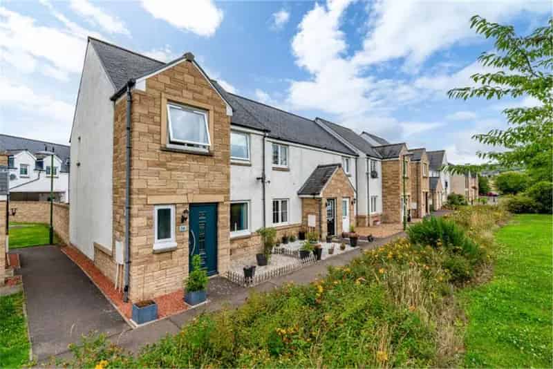 3 Bed House - End Terraced with 2 Reception Rooms
