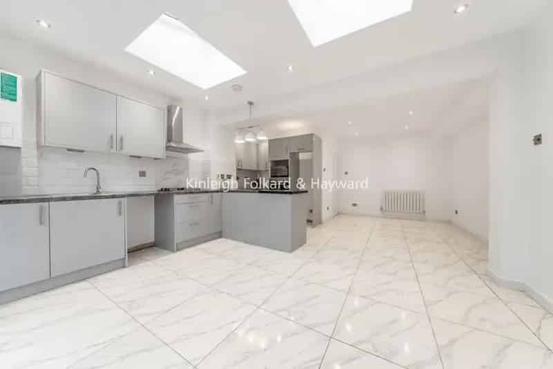 Four Bedroom House Wimbledon Chase Catchment Available Now