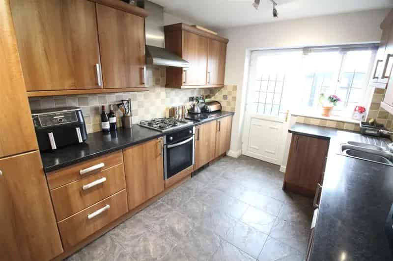 4 Bedroom Semi Detached House to Rent Family Home Summer House Ample Parking