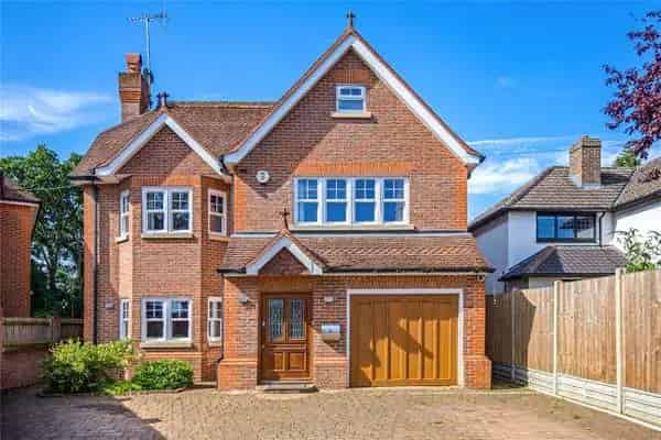 Spacious Family Home Six Double Bedrooms Four Bathrooms