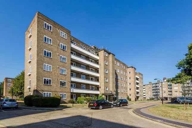 Flat to rent in Peterborough Road, Parsons Green, London SW6