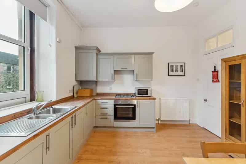 1-Bed Flat Near Glasgow University  Byres Road - Modern Kitchen