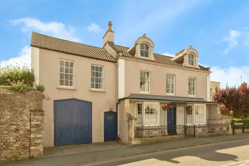 Four Bedroom Link Detached House in Thornbury