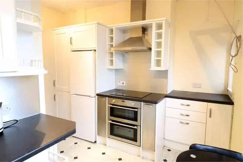 2 Bed Flat First Floor with 1 Reception Room and Garden