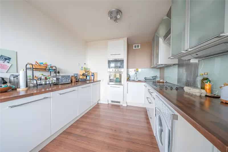 2-Bedroom Upper Floor Apartment Near Amenities