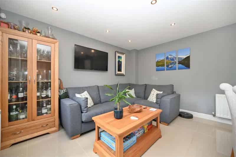 4 Bedroom Detached House For Sale Near Guiseley Station