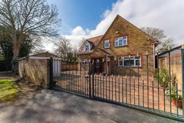 5 Bedroom Detached House for Sale in Hanwell W7