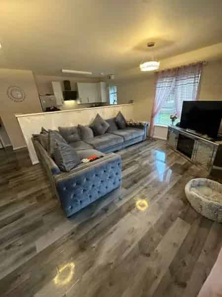 2-Bedroom Apartment New Flooring Gardens Near Transport