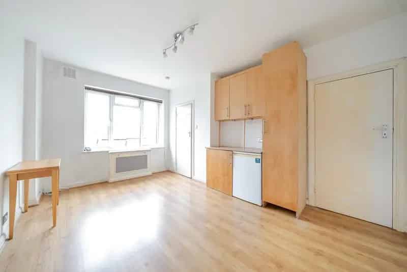 Art Deco Studio Apartment Raynes Park Chain Free