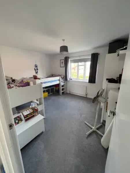 2 Bedroom House Near Ewell West Station