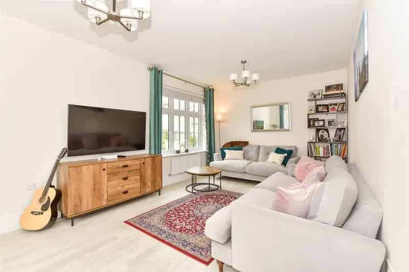 3 Bedroom Detached House For Sale Near Mainline Station