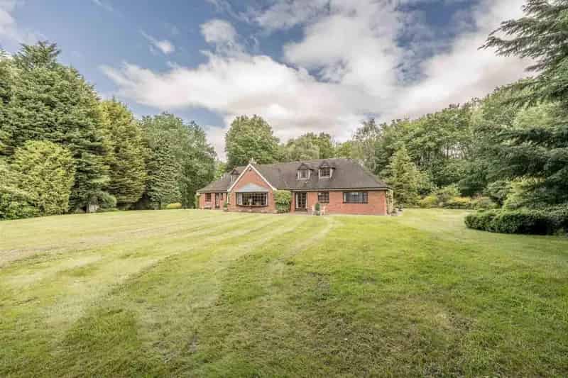 6 Bedroom House in 7.2 Acres of Woodland