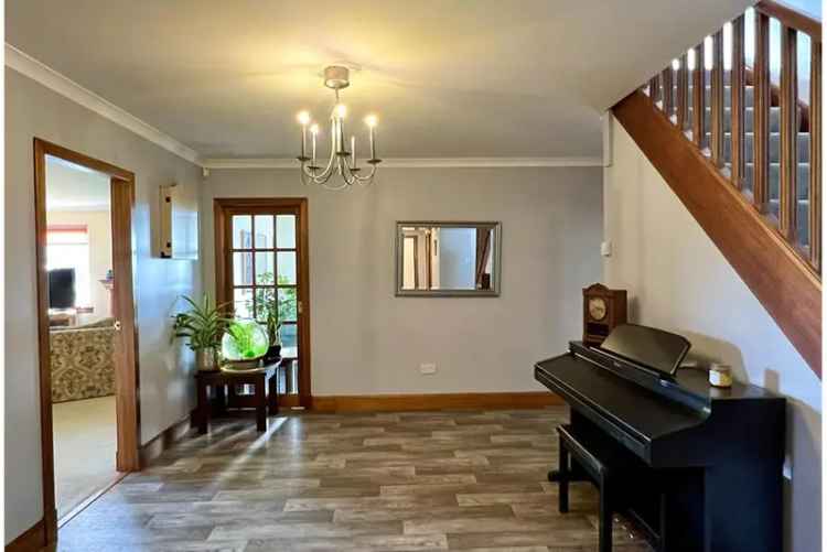 5 Bed House - Detached with 2 Reception Rooms