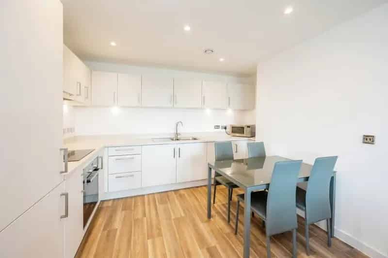Modern 2-Bed Apartment Near City Center