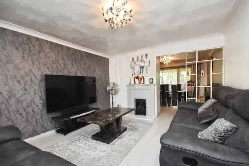 Four Bedroom Mid Terraced House with Modern Kitchen and Ensuite Loft Room