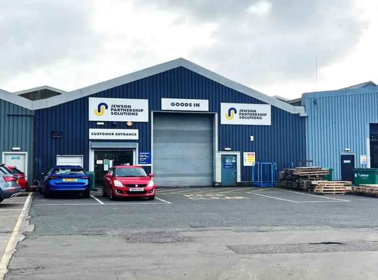 Modern Industrial Unit with High Ceilings and Ample Parking