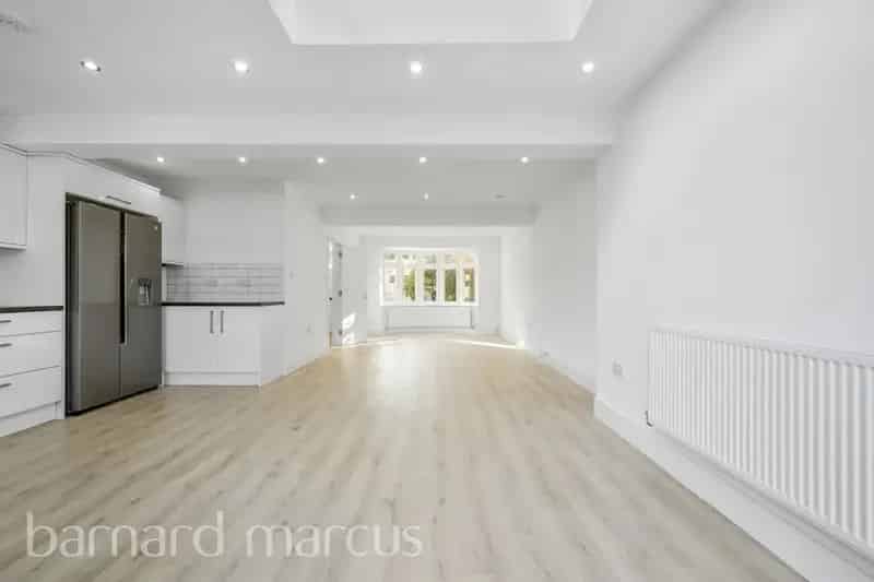 Refurbished 3-Bed House in New Malden - Coombe Region