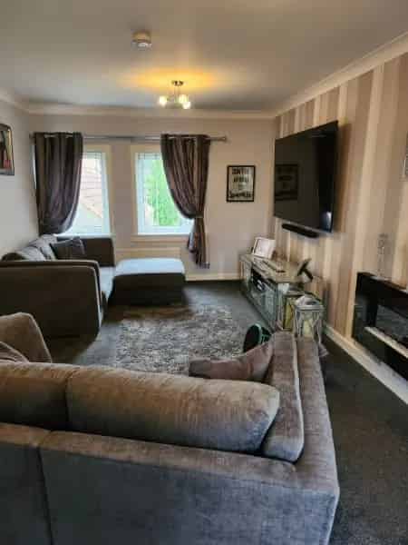 House with Train Station and Local Amenities