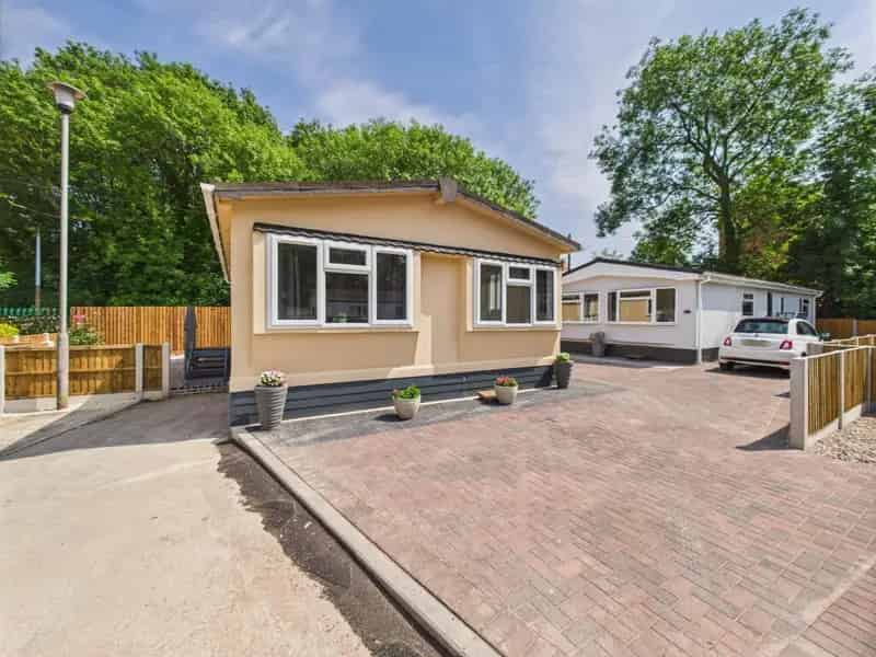 2 Bedroom Refurbished Park Home for Over 25s