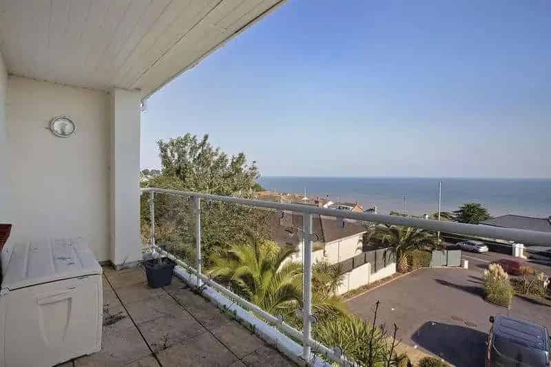 2 Bed Flat for Sale Sea Views Modern Kitchen No Onward Chain