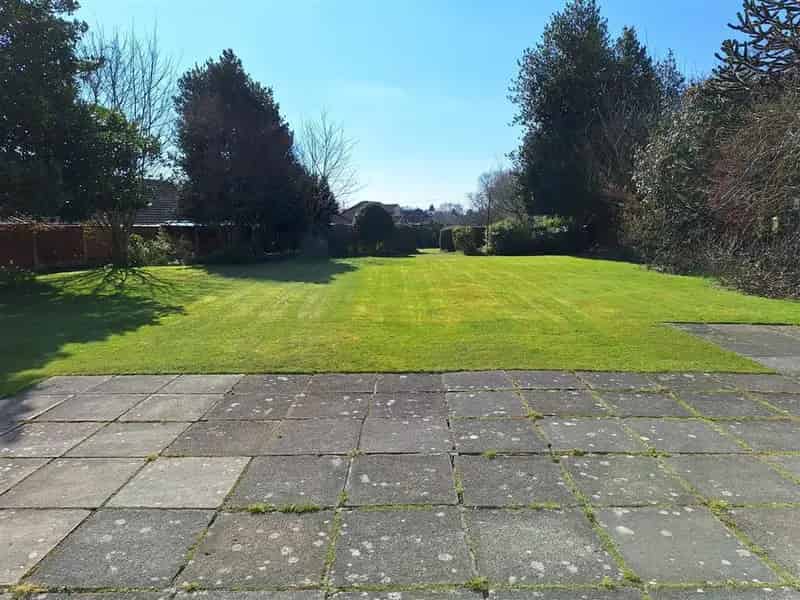 4 Bed Family Home with Detached Garage and Garden