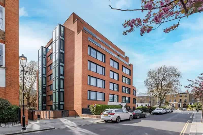 2 Bedroom Flat for Sale with Underground Parking and Porterage