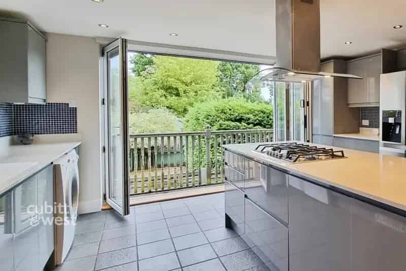 3 bedroom end of terrace house to rent
