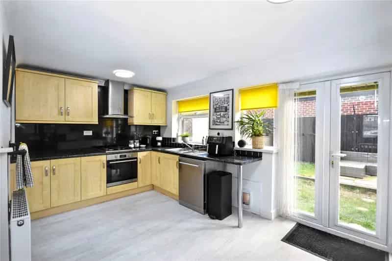 3 Bed Semi-Detached House in Outwood