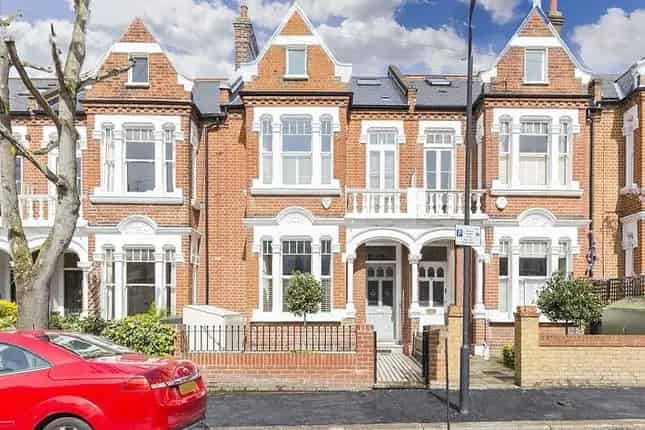 5 Bedroom Family House for Sale in London SW4