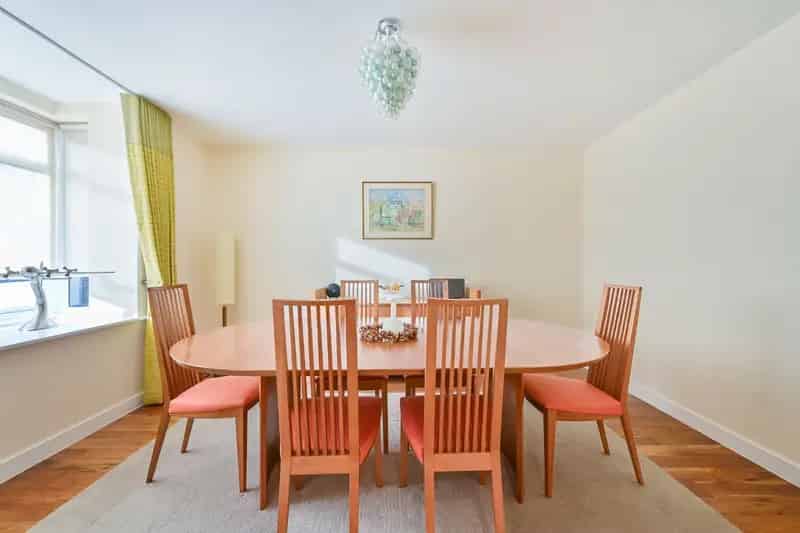5 Bedroom Family Home with Roof Terrace and Double Garage