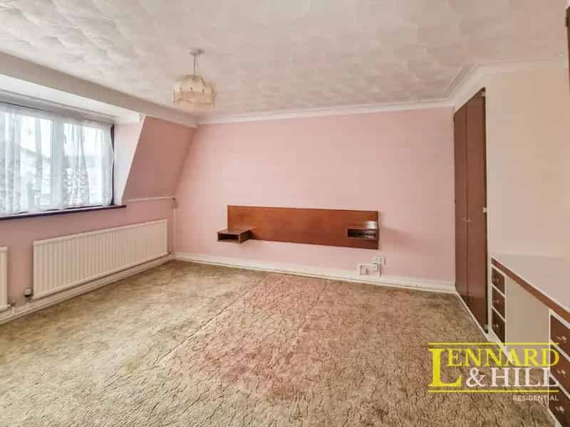 4 Bed House For Sale North Grays Modernisation Required