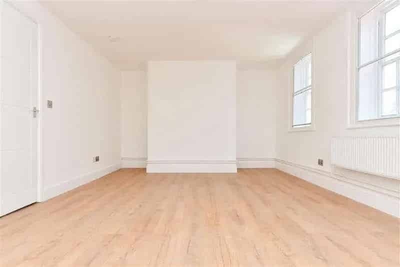 3 Bed Flat for Sale Central Dorking Grade II Listed Building