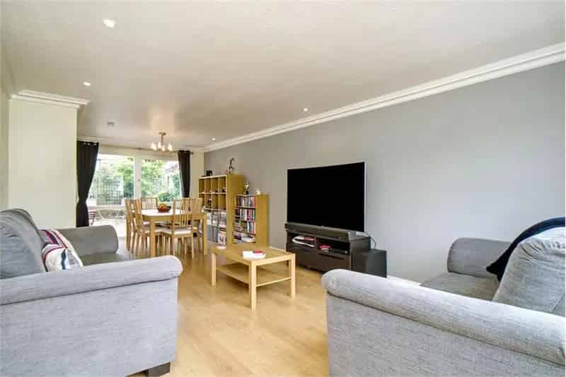 3 Bed Detached House with Garage and Driveway